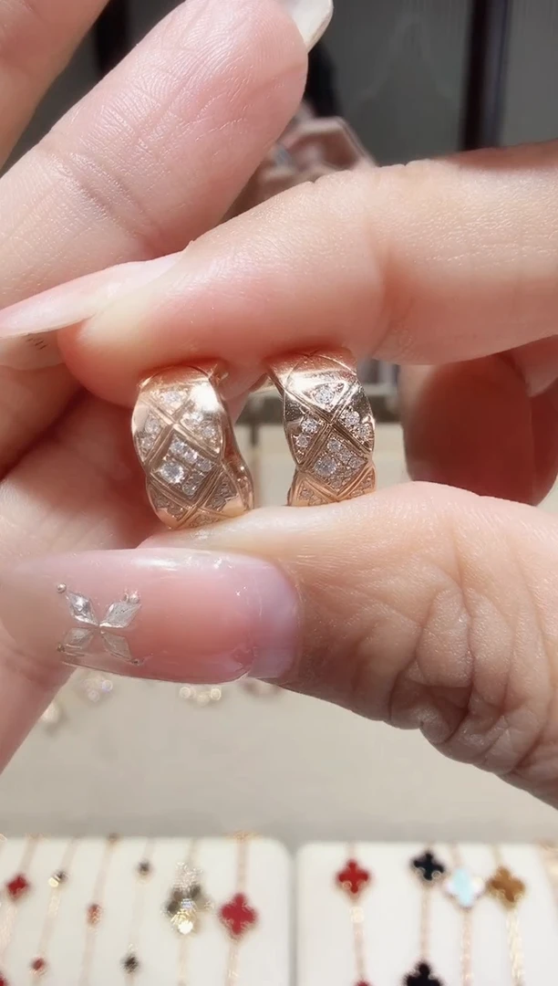 18K金镶嵌耳钉钻石耳钉