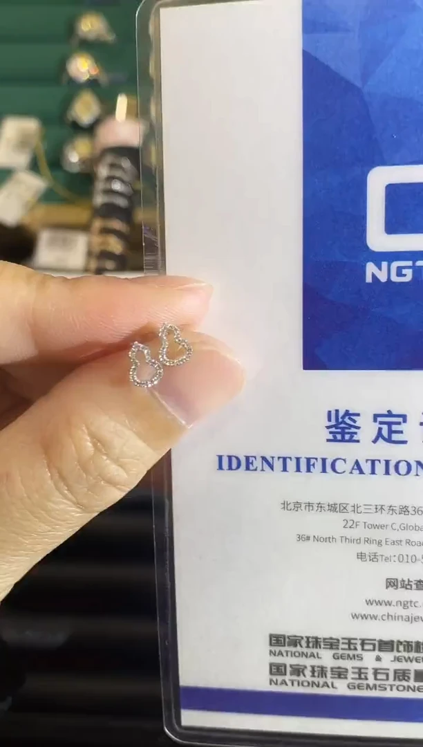 18K金镶嵌耳饰钻石多样性发一