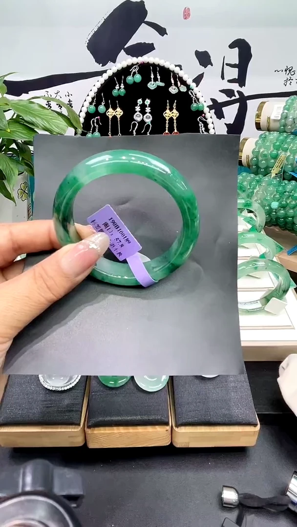 未镶嵌手镯石英质玉（非洲翠）手镯