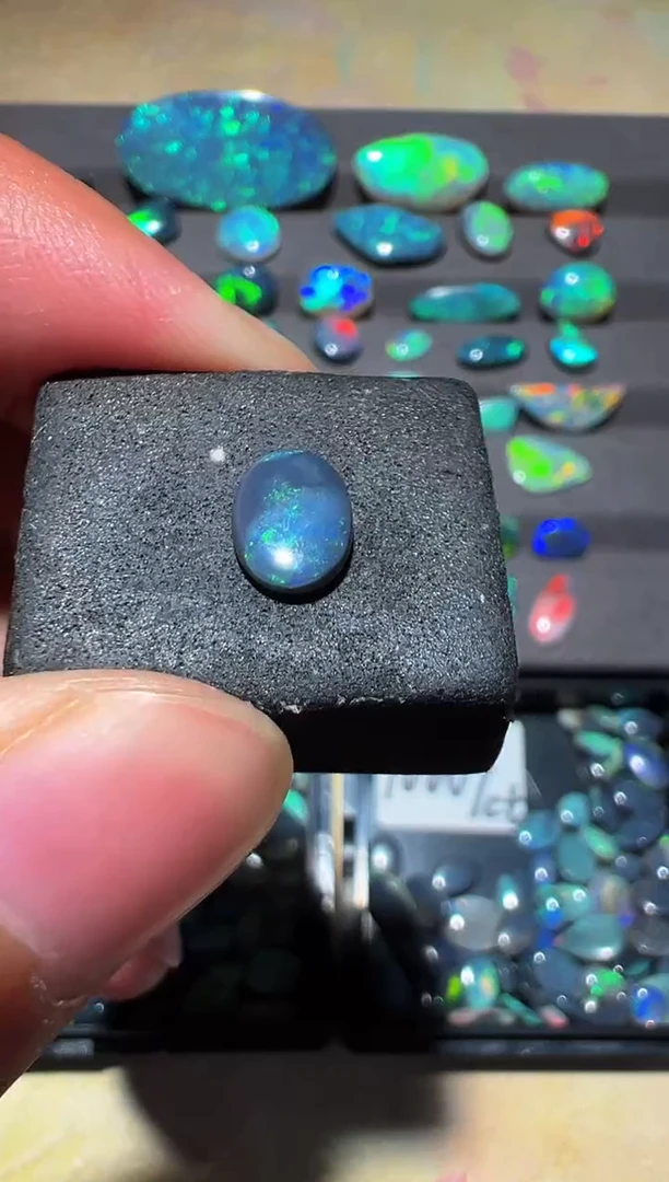 未镶嵌欧泊宝石<小新精选>澳洲黑澳宝   6*8 mm