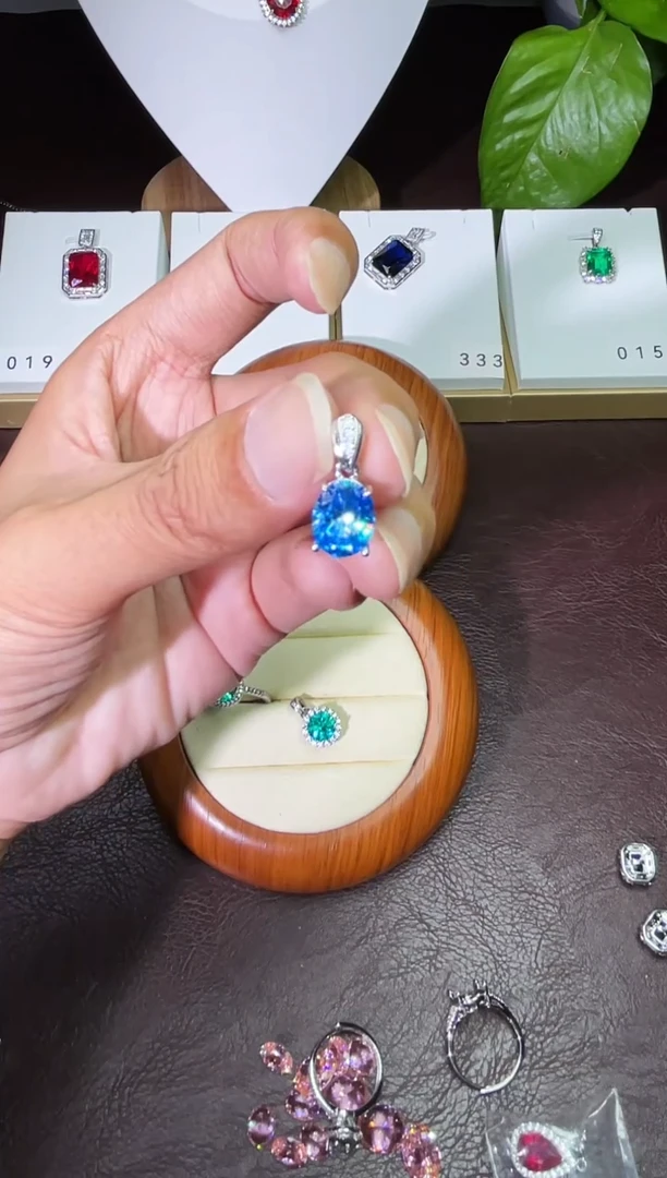 合金颈饰合成钻石蓝宝吊坠