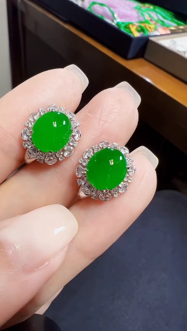 18K金镶嵌翡翠耳饰蛋面