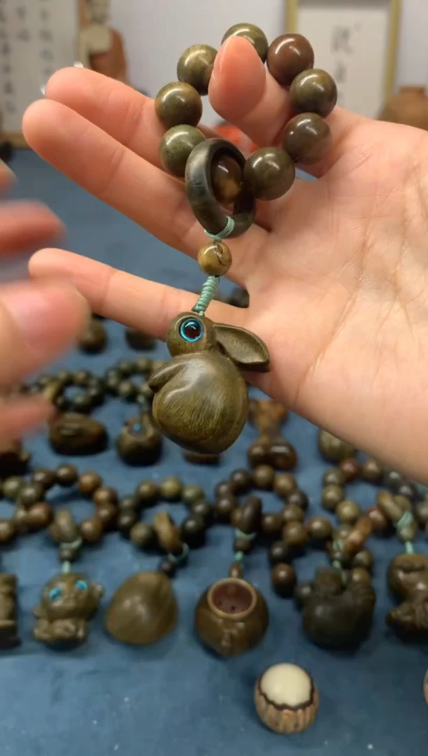 【闪购商品】维腊木（绿檀）把件望月兔 盘玩件