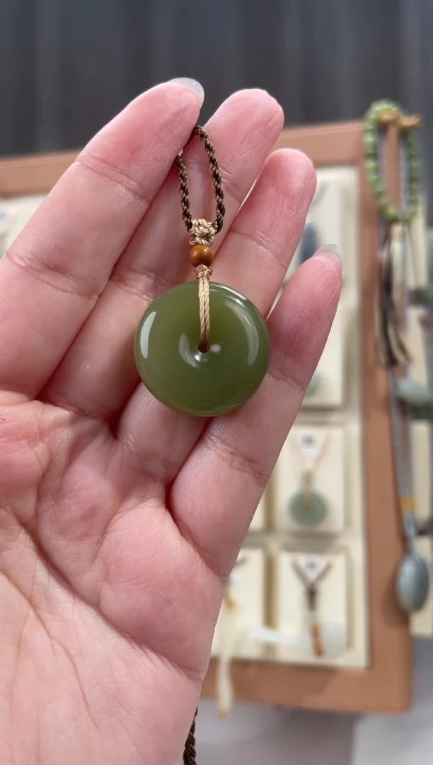 颈饰未镶嵌和田玉23*7.8毫米新疆若羌黄口青梅色平安扣