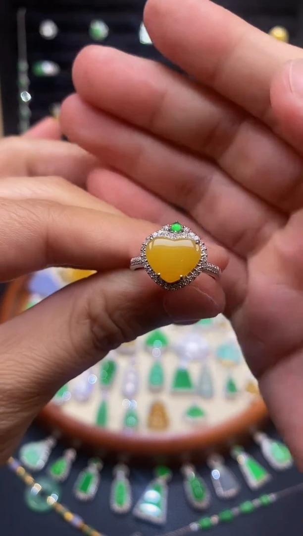 翡翠戒指18K金镶嵌【福利款】超漏冰黄翡心型戒指