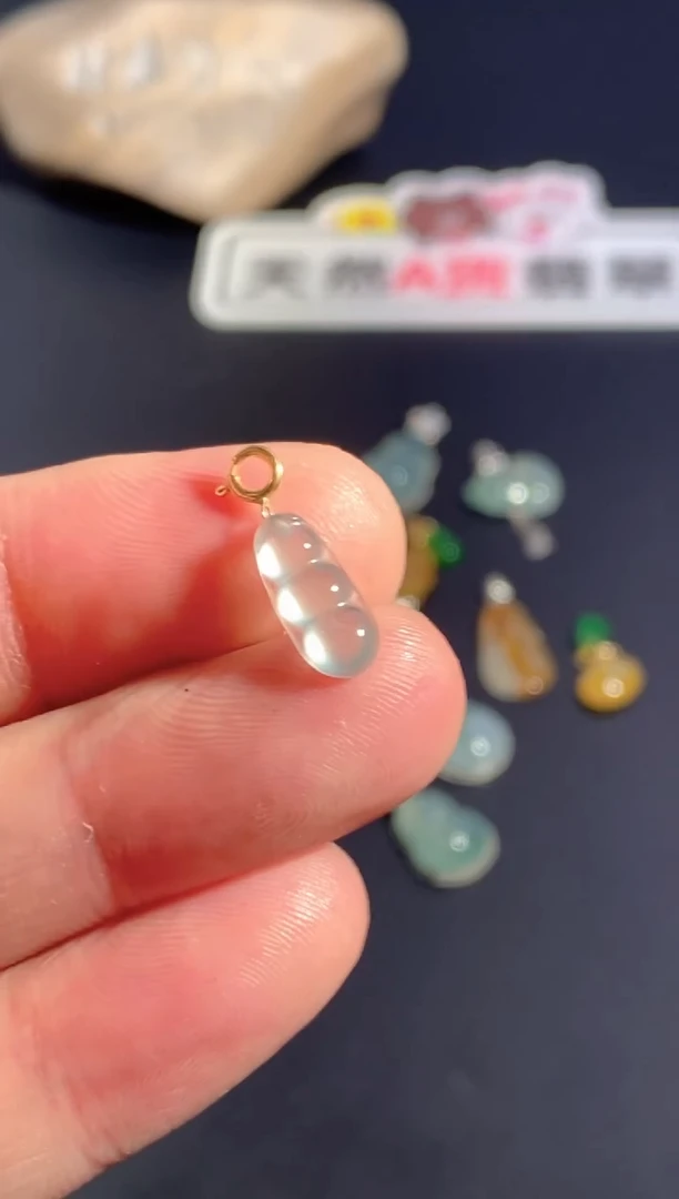 颈饰18K金镶嵌翡翠