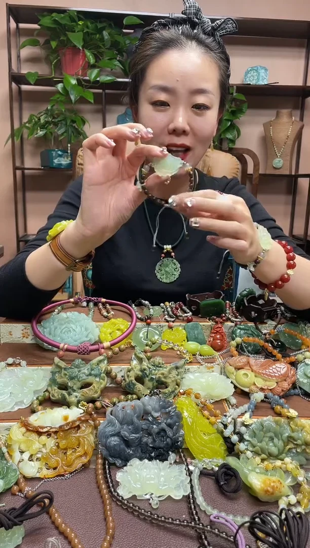 未镶嵌岫玉颈饰多样性发货发其中之一