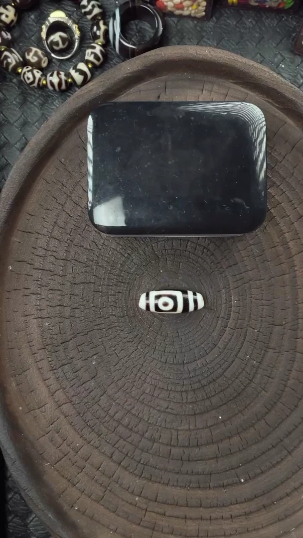 玛瑙/玉髓颈饰未镶嵌盗**道地门二眼