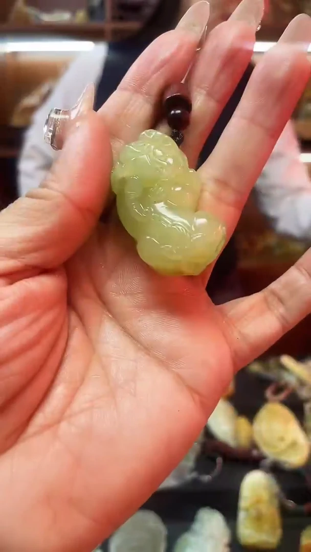 未镶嵌蛇纹石玉吊坠