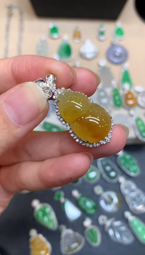 颈饰18K金镶嵌翡翠葫芦【无服务费