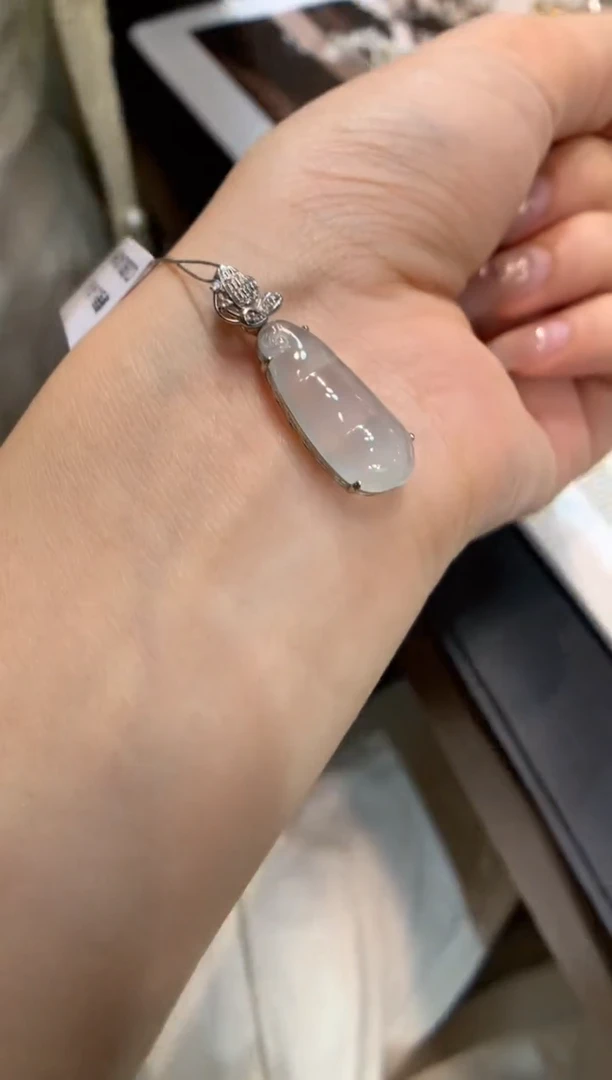 颈饰18K金镶嵌翡翠福豆