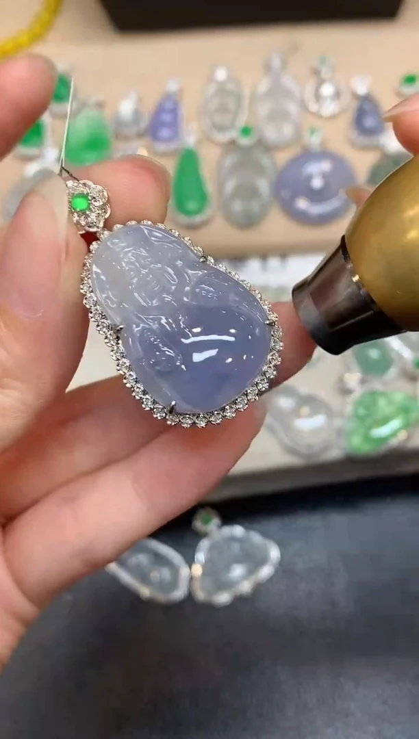 颈饰18K金镶嵌翡翠财神【无服务费