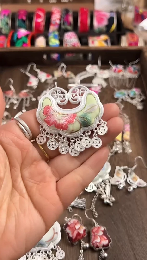 【闪购商品】织绣民族风老绣饰品019