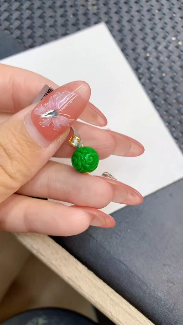 颈饰18K金镶嵌翡翠1