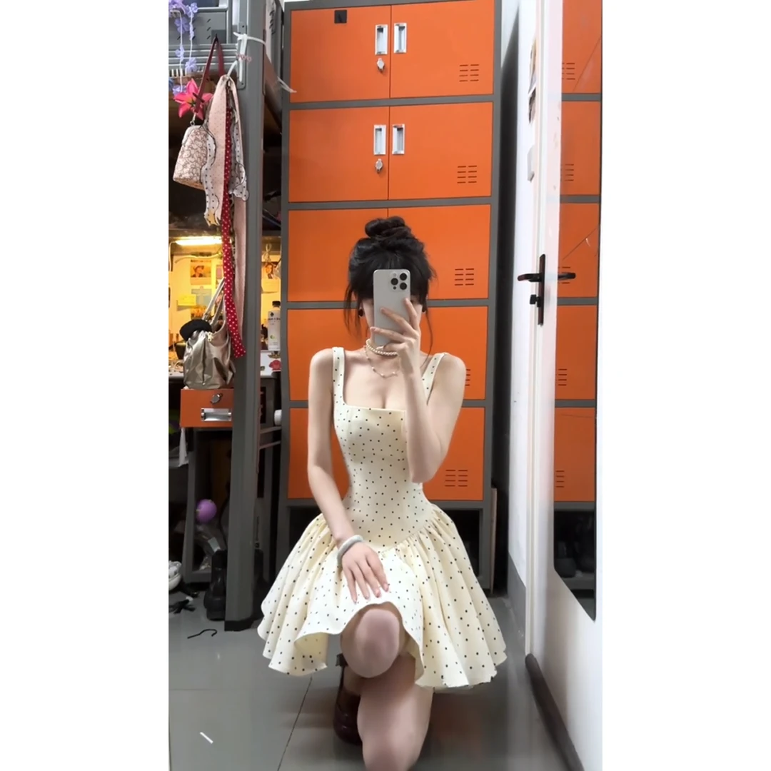 2025夏季新款红色圆领针织开衫法式波点甜美收腰短款吊带连衣裙女