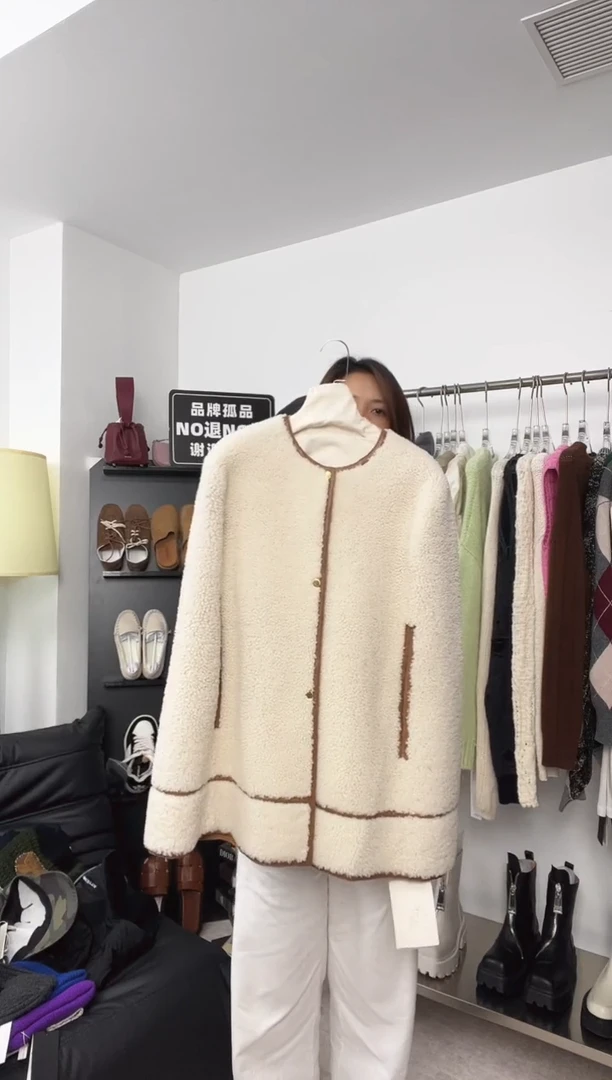 编号118 MMQ 斗篷皮毛一体 外套  均码   已开价