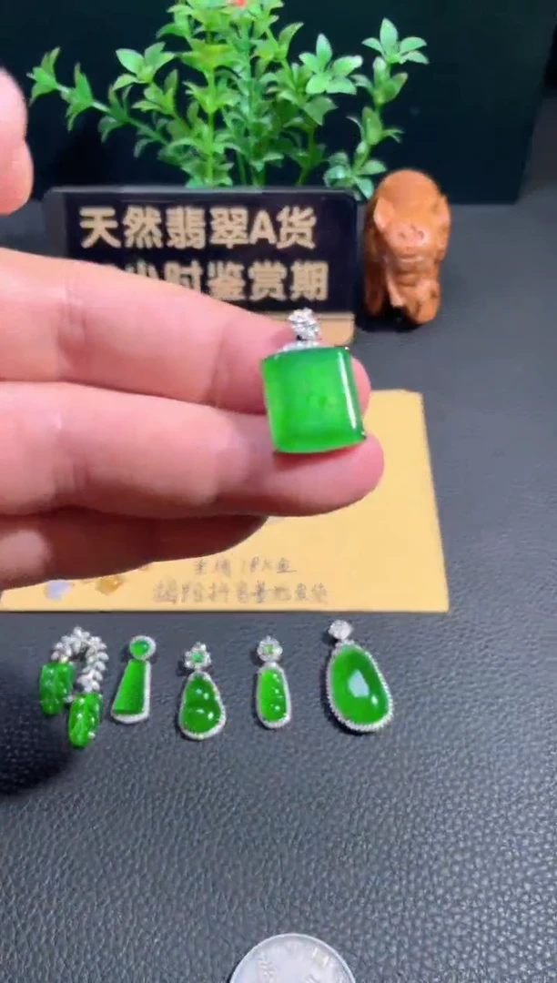 颈饰18K金镶嵌翡翠翡翠