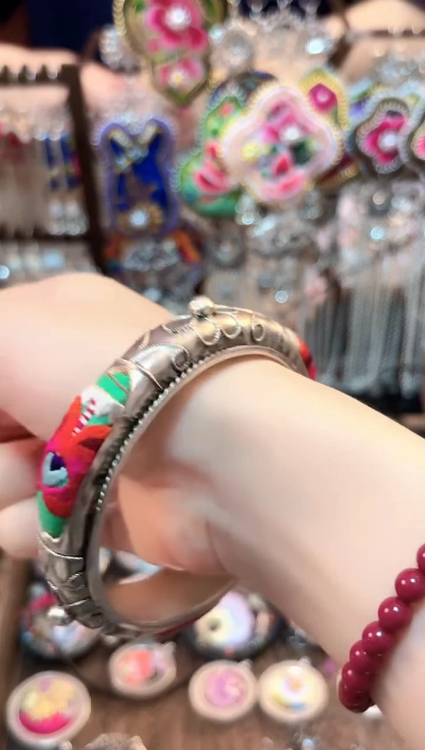 织绣云织谣民族风精美饰品   172