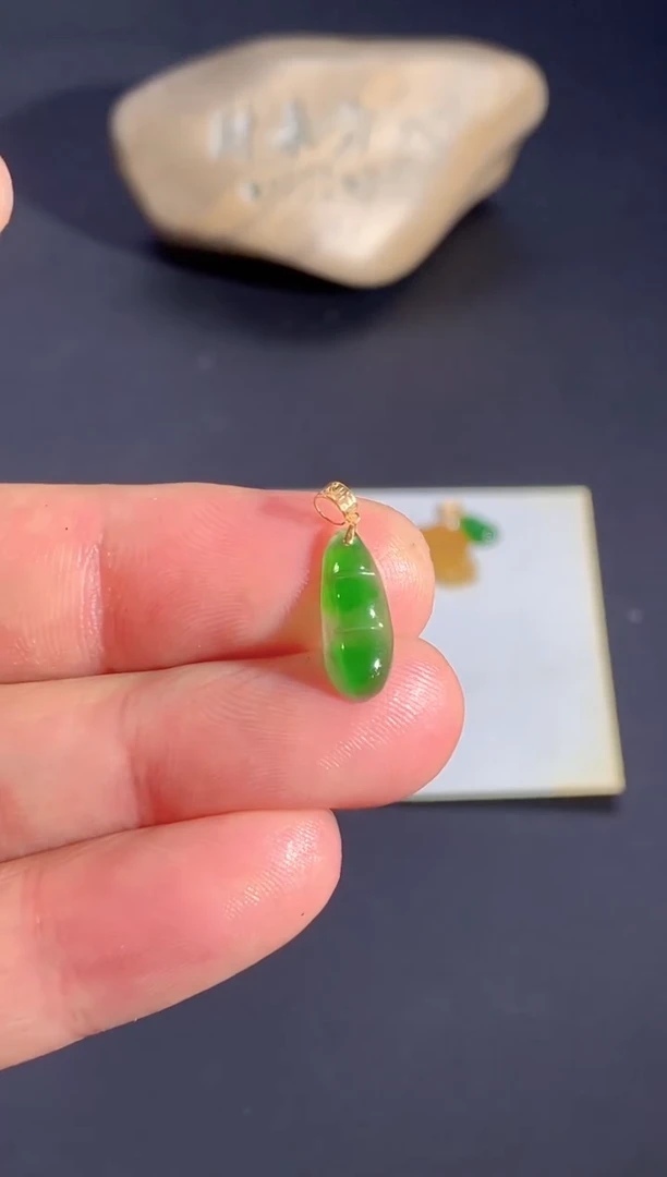 颈饰18K金镶嵌翡翠