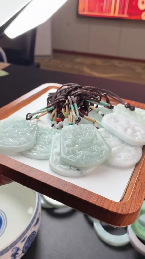 翡翠未镶嵌颈饰龙牌吊坠多样性发一