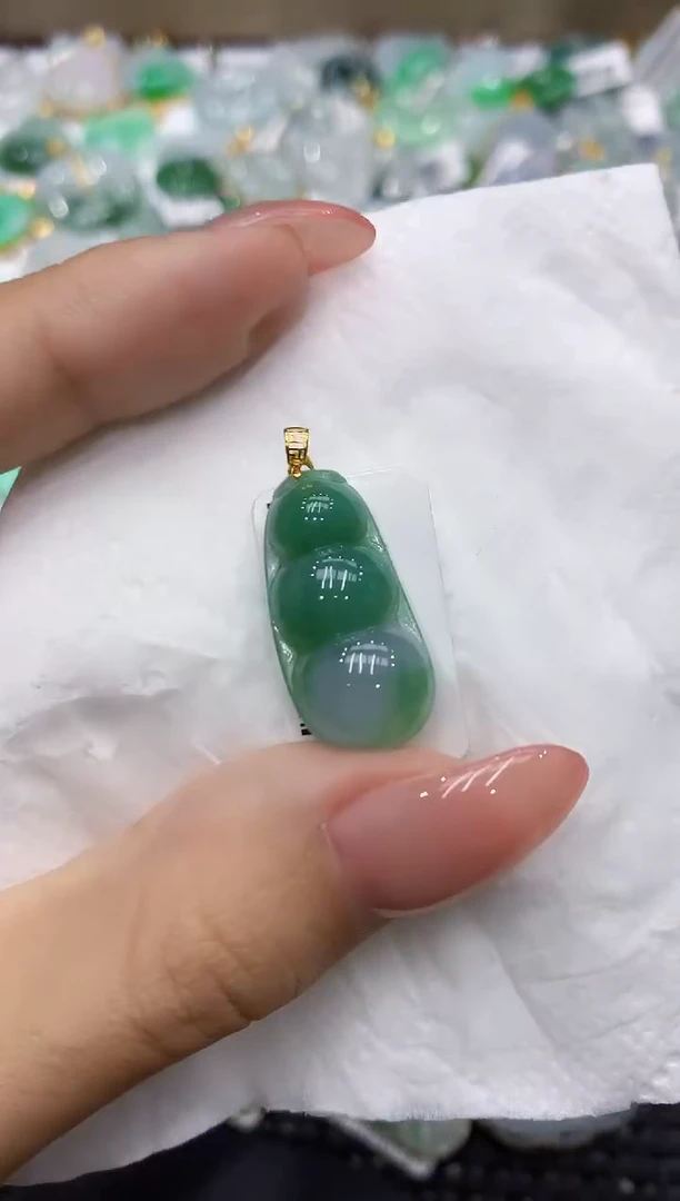颈饰18K金镶嵌翡翠111111111111