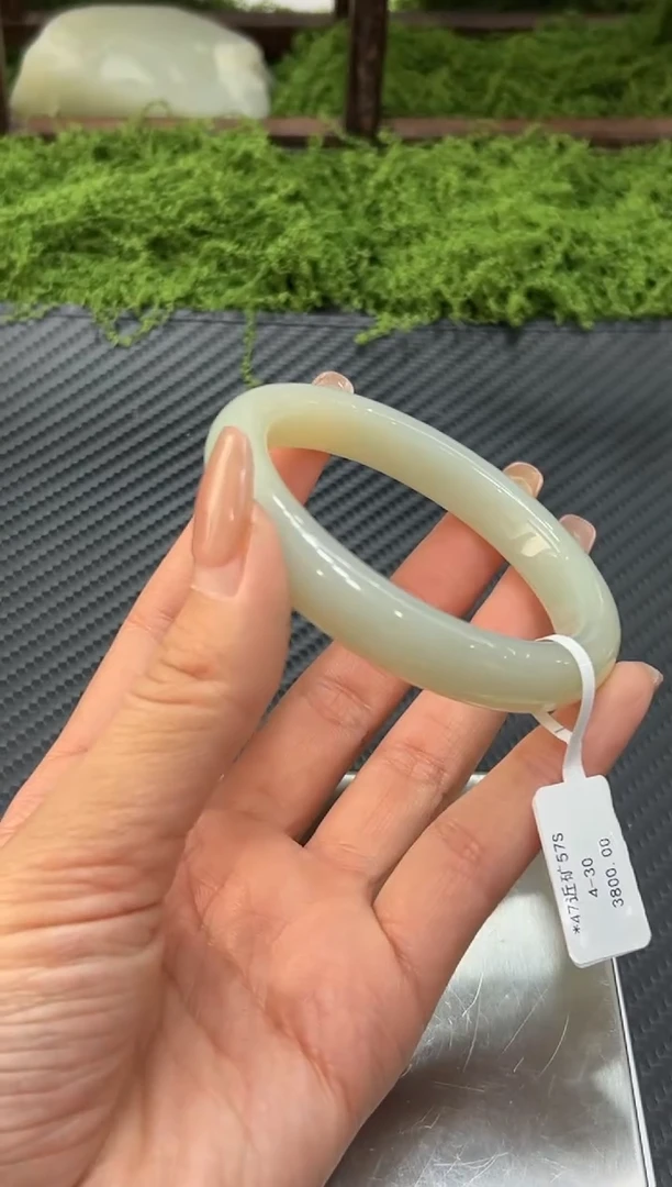 未镶嵌手镯和田玉且末微色差近矿57s