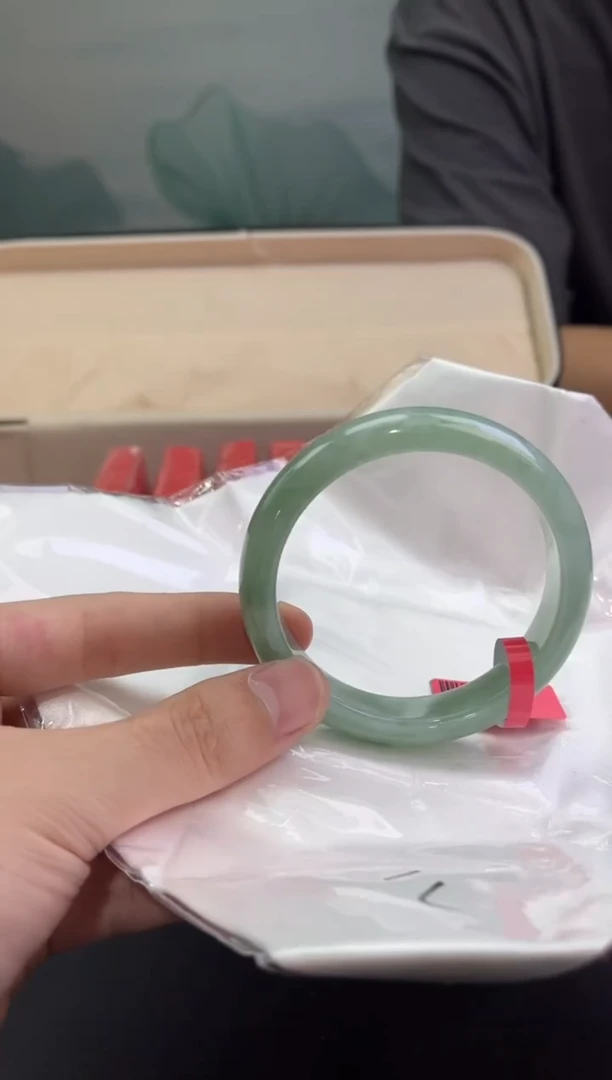 翡翠手镯未镶嵌翡翠手镯