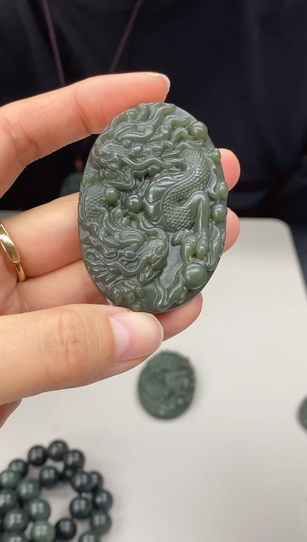 颈饰未镶嵌和田玉龙牌