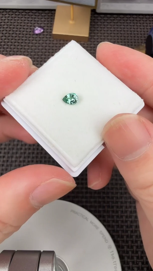 【闪购商品】帕拉依巴碧玺水滴未镶嵌0.42ct-B00947