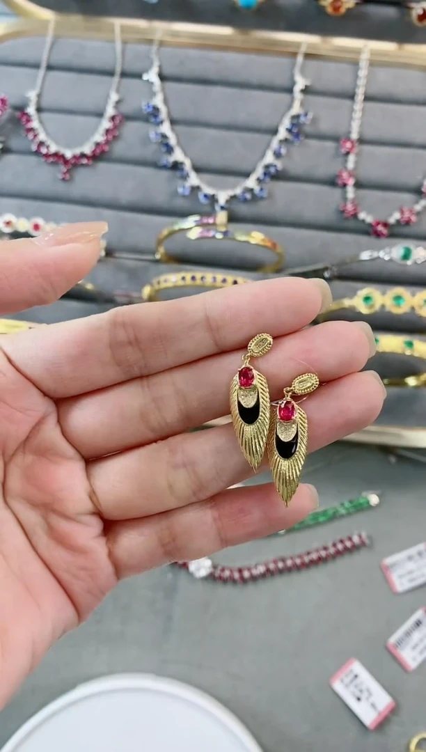 18K金镶嵌耳饰红宝石·