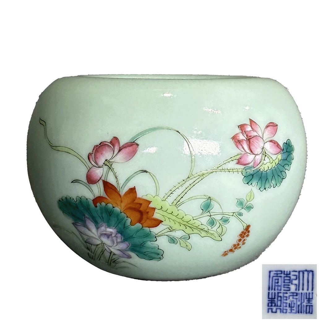 Lot1810青花“大清乾隆年制”款豆青釉粉彩花卉纹水盂25201871