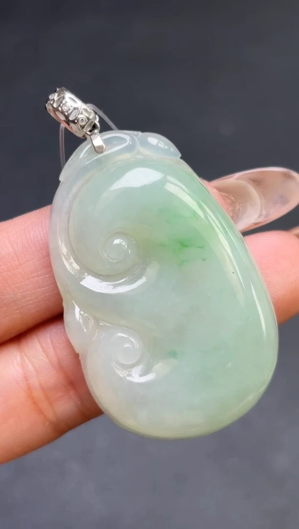 颈饰18K金镶嵌翡翠如意