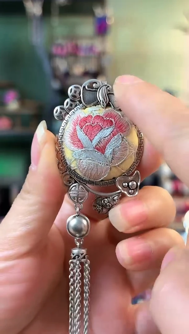 彩云南阁非遗老绣饰品555*