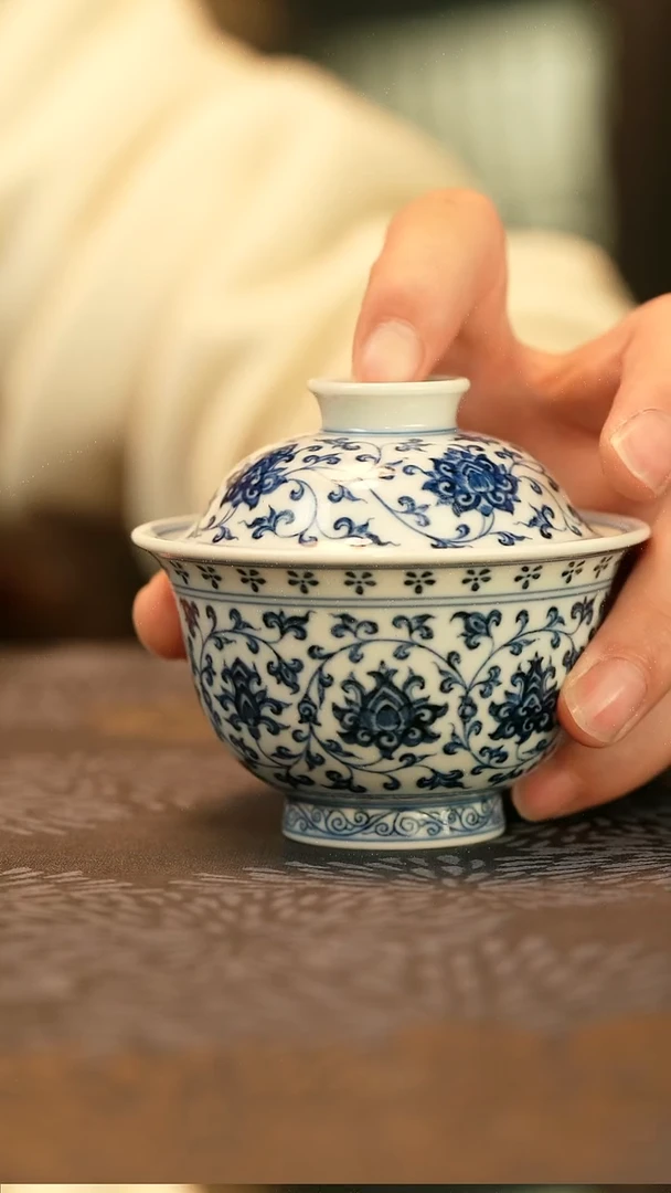 中式仿明青花缠枝莲压手盖碗