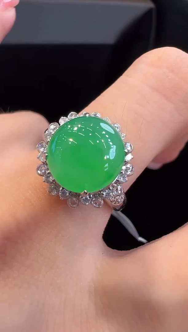 18K金镶嵌戒指翡翠戒指