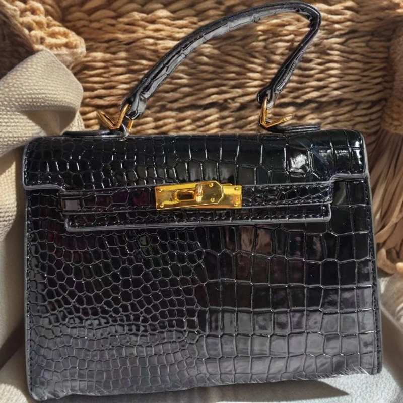 2025年锁扣纯色纹单肩耐磨斜挎包百搭斜跨中性风学院风