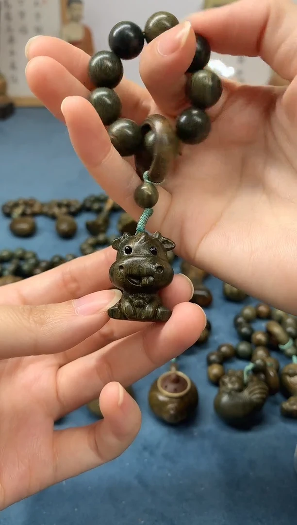 【闪购商品】维腊木（绿檀）把件小萌牛 盘玩件