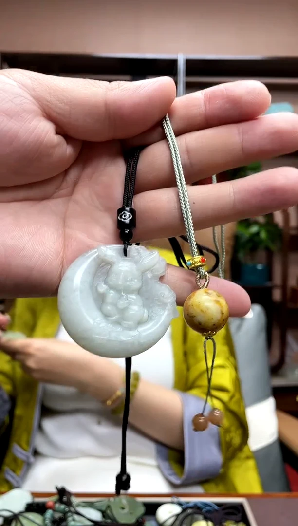岫玉未镶嵌吊坠·