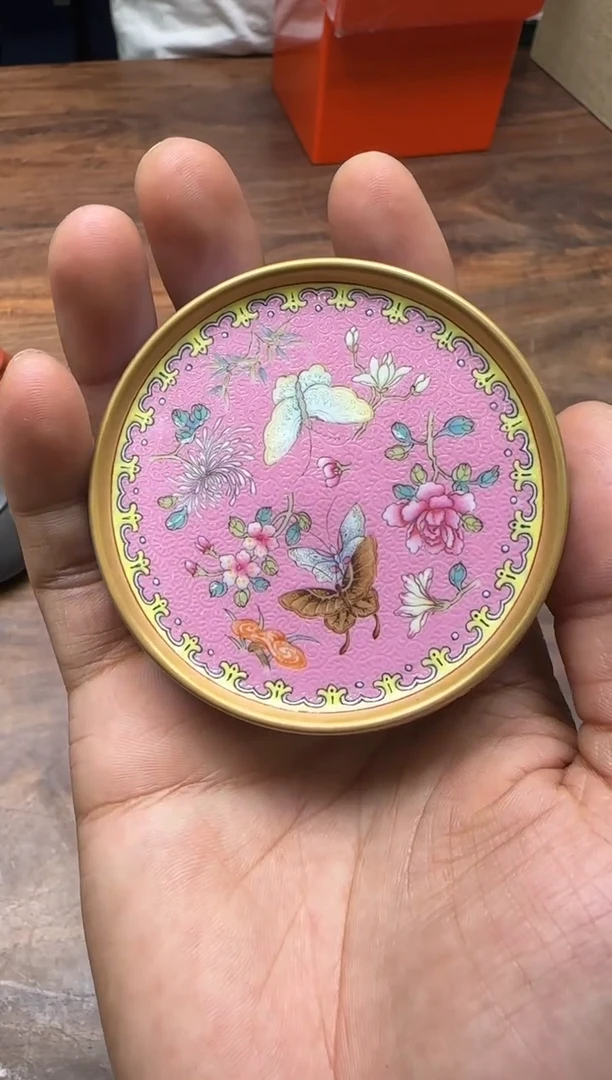 ?****?艺林堂 怀古系列宫粉地轧道粉彩蝶恋花三足如意盖置