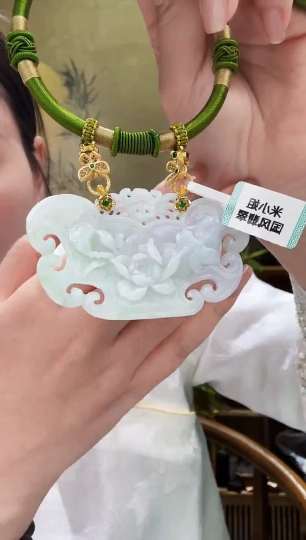 颈饰未镶嵌翡翠吊坠