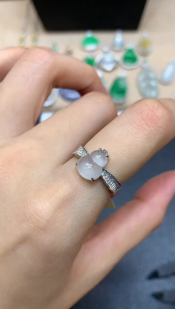 18K金镶嵌戒指翡翠葫芦【无服务费