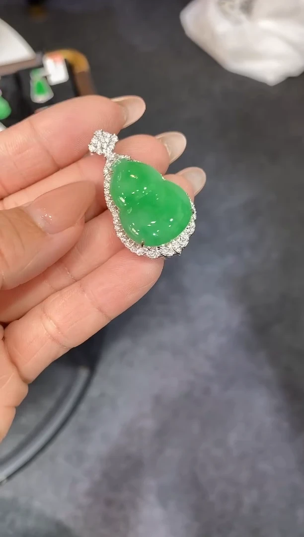 吊坠(不含链)18K金镶嵌翡翠葫芦