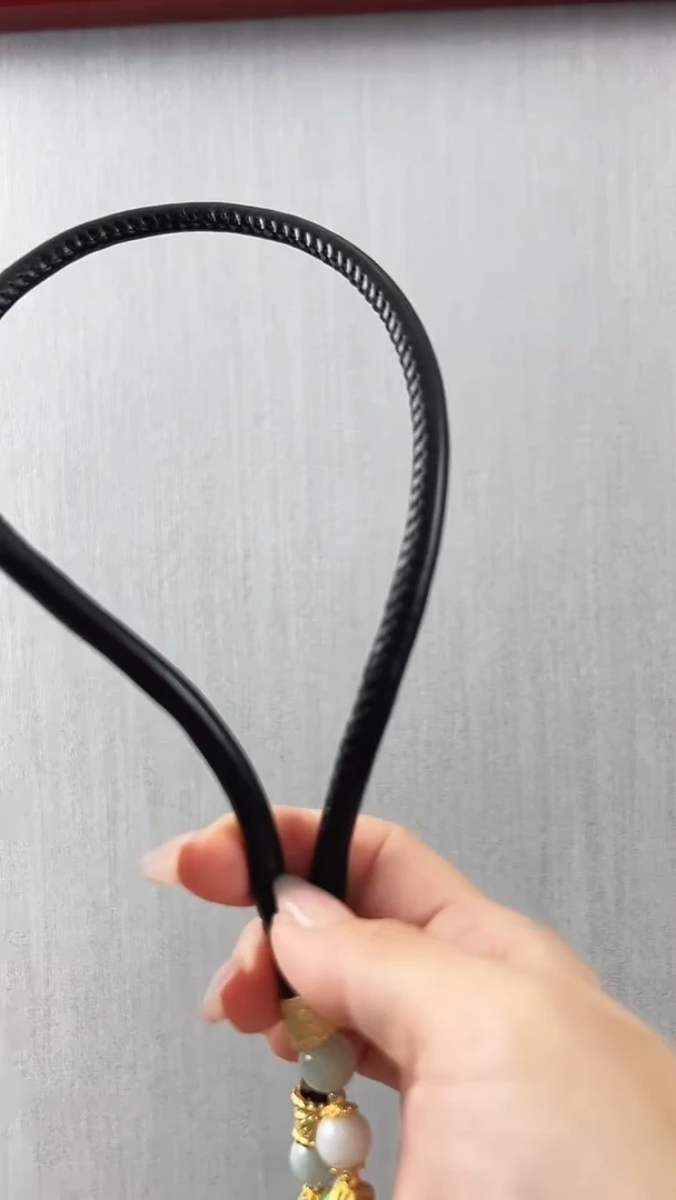 翡翠未镶嵌颈饰黑色链子