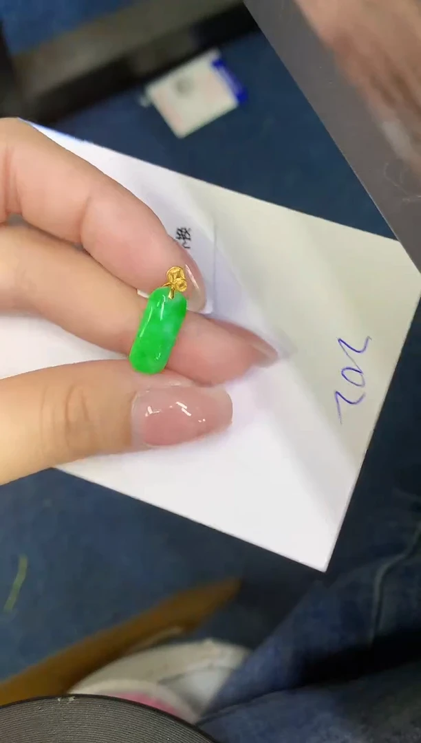 翡翠18K金镶嵌颈饰缅甸天然翡翠A货