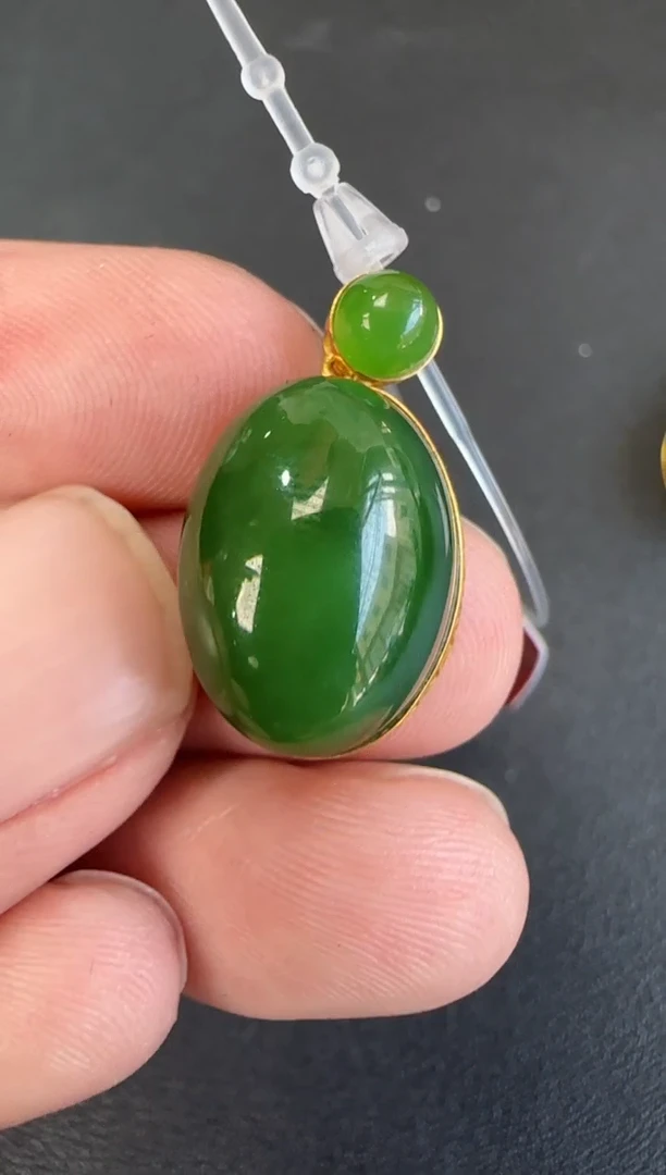 颈饰18K金镶嵌和田玉（碧玉）多样性发一