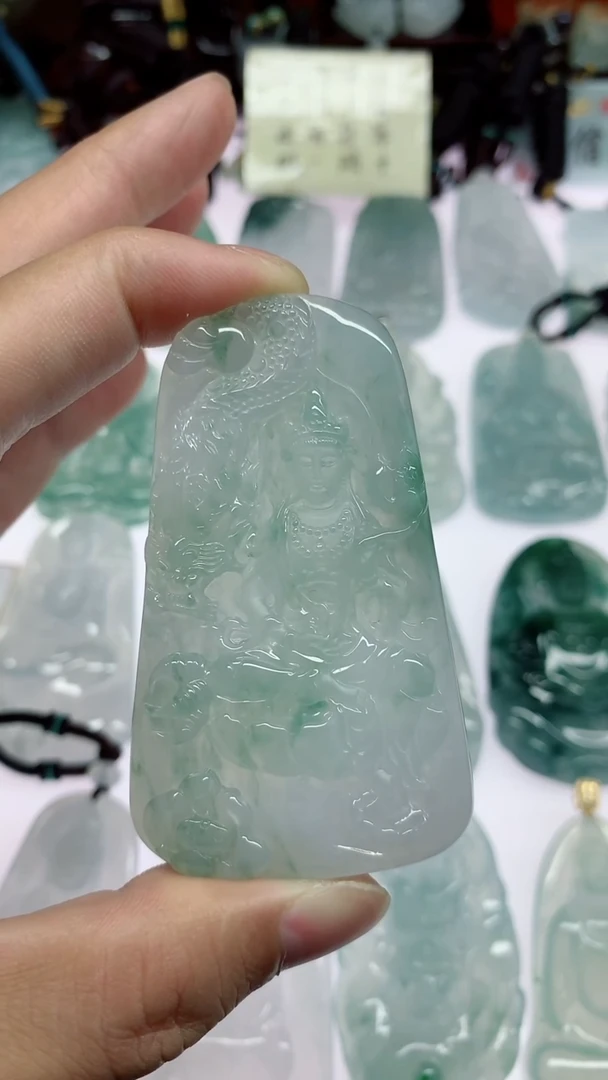 颈饰未镶嵌翡翠人**勒翡翠
