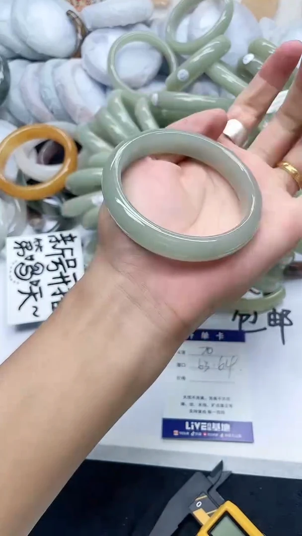 石英质玉手镯未镶嵌70