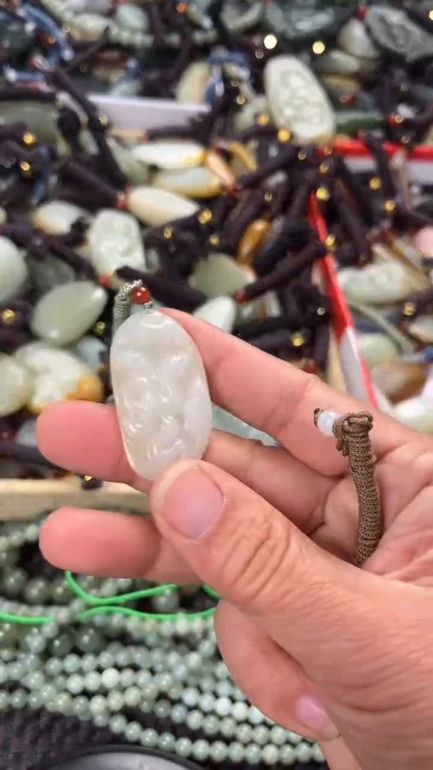 【闪购商品】和田玉颈饰未镶嵌多样性发货没有证书，拍一发一.有瑕