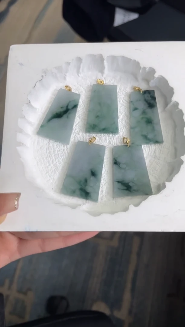 【闪购商品】翡翠吊坠(不含链)18K金镶嵌W001-205072C-1多样性发一