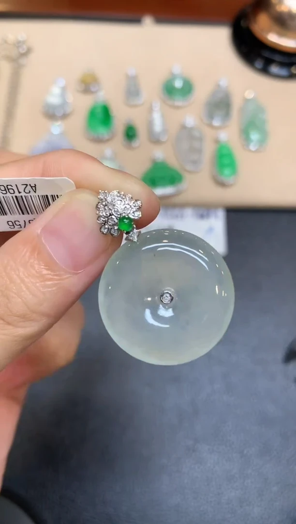 颈饰18K金镶嵌翡翠佛公【无服务费24小时鉴赏期